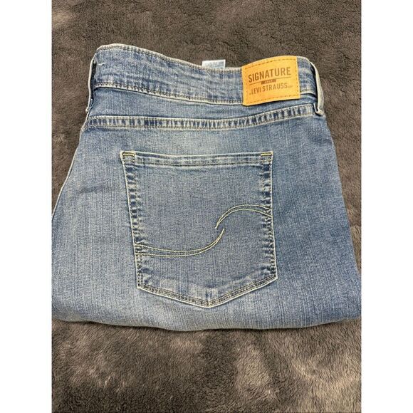Levi's ultra stretch, totally shaping blue jeans with a 35” waist and 32" inseam - Picture 1 of 5